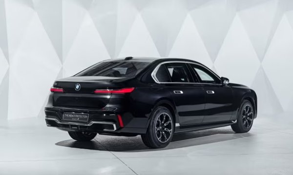 Заявен пробег - до 622 км
Батерия - 105,7kWh

BMW i7 бие Model S категорично. Пазарът на луксозни автомобили от години е доминиран от Mercedes, но компанията изпусна инициативата с най-новите си електрически модели S-класа и EQS. BMW направи скок със своята "седмица", стига да преодолеете грозната, изправена предница с огромна решетка.

Електрическият i7 е безшумен лукс. До, повечето електромобили са тихи. Но BMW качи нивото - възложи на композитора Ханс Цимер да създаде звук, за да знаете, че сте в движение. Той се чува повече отзад - с 31-инчов 8k екран, който пада от тавана, и звукова система Bowers & Wilkins с 36 високоговорителя.
