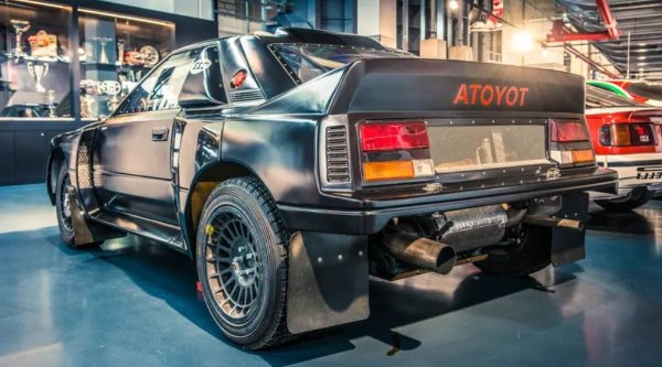 Друг рали сирак от Група S, 222D на Toyota демонстрира главозамайващите усилия, които са положили производителите, за да създадат най-добрата рали машина.

По същество това е първо поколение MR2, съблечен до подобен на Lotus Elise с тегло от 750 кг и мощност от 650 к.с. И адаптивно задвижване на всички колела.
Три бройки все още съществуват, предлагайки ускорение от 0 до 100 км/ч за три секунди.
