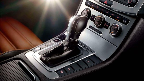 Друг важен момент при шофиране на автомобил с роботизирана скоростна кутия е натискането докрай на педала на спирачката при превключване на режимите на трансмисията. При слабо натискане на педала колата се намира в режим на потегляне от място, дисковете на съединителя не се отпускат докрай, от което се износват по-бързо.
Скоростният лост трябва да се превключва плавно, като още е по-добре е да има и малко задържане. Отсъствието на пауза при превключването води до неприятно дърпане. Освен това, електрониката се нужде от малко време за настройване. 