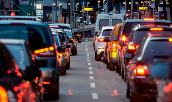 Заради икономията на гориво "роботът" след потегляне бързо превключва от първа на втора предавка. Ако след това шофьорът не натисне спирачка или не ускори, автоматикът отново се връща на първа. Този стил на движение е характерен за задръствания, като увеличава натоварването на кутията - стига се до износване и прегряване на основните компоненти.
В задръстване е добре да се премине на ръчен режим и да се потегля само на първа предавка. Оборотите на двигателя ще бъдат по-високи, но този режим щади скоростната кутия. Производителите твърдят, че последните поколения на скоростните кутии (след 2014 година) по правило работят на втора предавка в задръстване.
