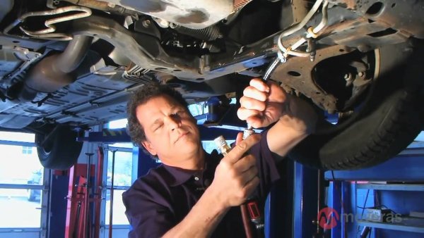 Много от роботизираните скоростни кутия има отделен радиатор за охлаждане на маслото, който трябва да се почиства поне веднъж в годината, тъй като там се натрупва мръсотия. Съответно, от това ефективността на охлаждане на маслото спада. Освен с кал и прах, отворите се пълнят с реагенти и дори насекоми.

Почистването на радиатора не отнема вного време и може да се направи самостоятелно със струя вода под високо налягане. Радиаторът трябва да се измие и от двете страни. Тези, които използват машината при екстремни условия, поставят радиатори с по-голяма производителност, но при стандартни автомобили това е излишно.
