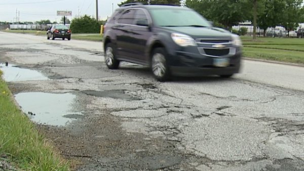 Мнозина си мислят, че като си купят кросоувъри, вече са придобили по-здрава машина. Според тях, това е почти всъдеход, за който дупките на пътя не са проблем. Това обаче съвсем не е така. Кросоувърът е построен на платформа на лека кола и има същото окачване като хечбека, на чиято база е направен. Заради по-голямото тегло на кросоувъра неговото окачване се чупи по-бързо. А ако е усилено предварително, ремонтът му е по-скъп.