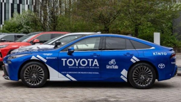 В етапите за часовник ще участва Toyota Mirai. Това е второто поколение на това превозно средство с нулеви емисии, задвижвано от водородна горивна клетка . Автомобилът се задвижва от синхронен електродвигател с постоянен магнит, способен да осигури максимална мощност от 182 к.с. (134 kW). 

Трансмисията е автоматична, докато Mirai може да разчита на задно задвижване. Динамиката е забележителна: ускорението от 0 до 100 км/ч отнема 9 секунди, а максималната скорост е 175 км/ч.