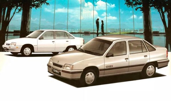 Днес мнозина се отнасят снизходително към оригиналния Kadett E, но през 1985 г. той стана „Автомобил на годината“. По това време той беше най-модерният хечбек в света, след като постигна коефициент на челно съпротивление 0.32. Само под марката Opel от него бяха продадени 3 779 298 единици, а броят на лицензираните „клонинги“ е неизброим. Автомобилът се произвежда във Великобритания, Испания, Югославия, Египет, Узбекистан, Иран и още десетина страни! Дори и без състезателни имена, Opel Kadett E може да се гордее със себе си. Последното му копие обаче слезе от конвейера под името Daweoo Nexia.