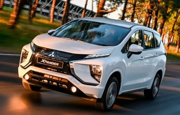 Трудно е да се обвиняват японските автомобилни производители за оскъдно въображение. В случая има превозно средство, което трудно може да бъде идентифицирано като представител на определен клас. То получава името „Разширител“ и дебютира през 2017 г. на пазара в Индонезия, където бързо се превръща в хит. Маркетолозите твърдят, че при създадането на Xpander компанията е „комбинирала своя опит в областта на истинските SUV и просторните MPV", но всъщност този автомобил е изграден на обикновена платформа с предно задвижване, която е комбинирана с атмосферен двигател със 105 к.с. 