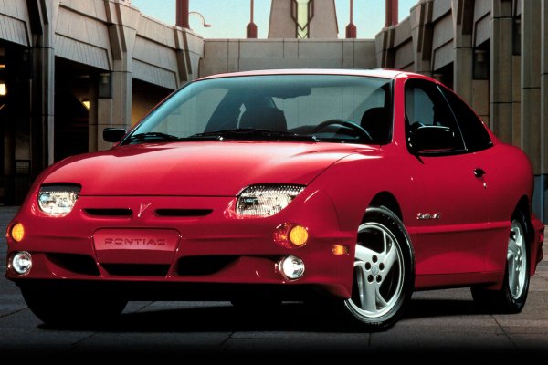 Един от двамата герои в този списък, който може до голяма степен да бъде определен като &bdquo;спортна кола&ldquo;. &bdquo;Пламъкът на слънцето&ldquo; представлява лтернатива на японските купета с предно предаване, които започнаха да превземат американския пазар в средата на 90-те години. Това е и най-интересният представител на платформата GM J-body, която същестува от 1981 до 2005 г.