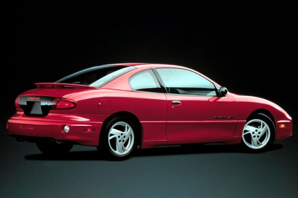 Sunfire замени Pontiac Sunbird - друго достъпно купе с платформа J-body. Докато Sunbird  беше оборудван с 4-цилиндров мотор със 110 к.с., Sunfire предлагаше избор от три двигателя - със 116, 140 и 152 к.с. Топ-версията GT ускоряваше до 100 км/ч за 7,8 секунди, но и тя стана жертва на изключително невзрачния външен вид на колата, която иначе беше доста интересна като техническо изпълнение.