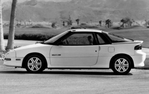 Като цяло марката Geo беше използвана от General Motors, който исккаше да представи азиатските коли на американците. Маркото Geo Metro копира Suzuki Swift, а седанът Geo Prizm е базиран на платформата Toyota Sprinter. Storm трябваше да се конкурира с евтини японски купета, като при него мощността се предава на предната ос, а 4-цилиндровите двигатели са с мощност от 90 до 140 к.к. Скучният дизайн, тесният интериор и малкият багажник обаче се оказаха фатални и &bdquo;бурята на колела&ldquo; изкара само 3 години на конвейера.