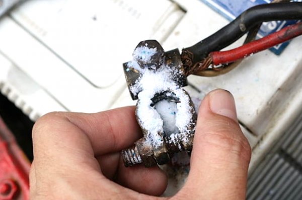 Големите студове, както и високите температури могат да съкратят ресурса на акумулатора. Експертите съветват батерията да се поддържа в добро състояние, като от време на време нейните клеми за закрепване трябва да бъдат почиствани. Освен това, редовно трябва да се проверява, дали акумулаторът е стабилно закрепен. Той служи между 3 и 5 години, така че след този срок е напълно нормално да се мисли за неговата смяна.

Признаците, че такава се налага, най-често са трудно стартиране на двигателя, издуване на корпуса на батерията и светване на сигнална лампа на приборния панел. Често може да се стигне до силно нагряване, слабо зареждане, както и до проблеми в работата на електрическите система на борда - премигване на фаровете, бавно затваряне на прозорците, отказ на климатика или радиото.