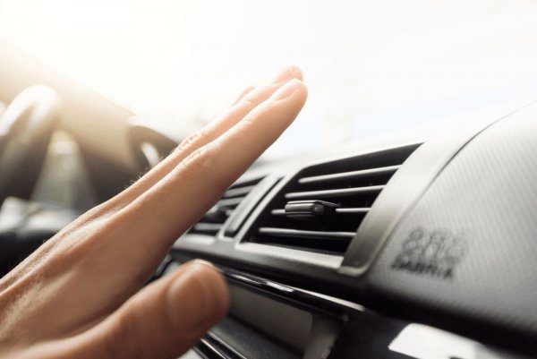 За да не се мъчите в задръстванията, когато слънцето пече много силно, е нужно още от по-рано да сте се убедили в изправността на климатика. Ако той не може да поддържа температура на въздуха с 10&deg;С по-ниска от тази навън, значи има някакъв проблем. Най-често това е изтичане през някое от съединенията от тръби в самата система, но е възможно да има механична повреда или да се е появила ръжда. Тези повреди се отстраняват в специализиран сервиз, където климатикът може да бъде тестван и съответно ремонтиран.