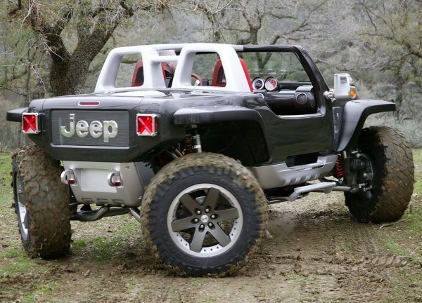 Защо да имате две завиващи колела, когато можете да имате четири завиващи колела? И защо да имате само един V8 двигател, когато можете да имате два V8 двигателя? За да компенсира цялото това допълнително тегло, концептът на Jeep бе направен изцяло от въглероден композит (онова, на което по форумите викат "карбон"), и можеше да ускори от 0 до 100 км/ч за по-малко от 5 секунди. 