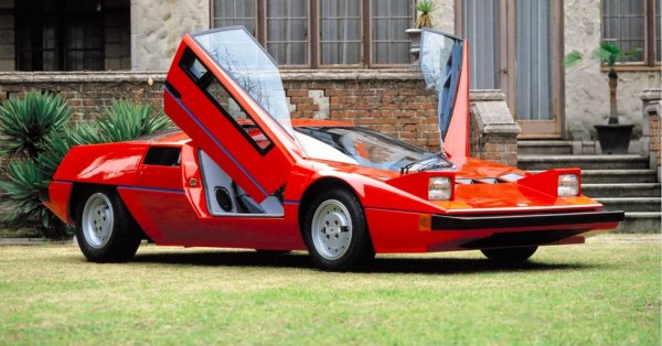 DOME (съкратено от японския израз за "детска мечта") бе компанията за състезателни автомобили на Минору Хайаши. През 1975 той представи концепта Zero на автосалона в Женева като първа стъпка към серийното производство на автомобили. Колата се задвижваше от редови шестак на Nissan и показа завидна динамика, но Хайаши така и не успя да й издейства официална хомологация и накрая се отказа. 