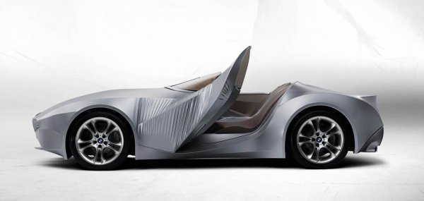 Един от най-паметните концептуални модели изобщо бе това BMW, способно да променя формата си. Негов създател бе Крис Бенгъл, охулен и уволнен заради спорните Пета и Седма серия (които всъщност бяха дело на заместника му Ван Хойдонк - същия човек, който го наследи на поста и ръководи дизайна на баварците и до днес). 