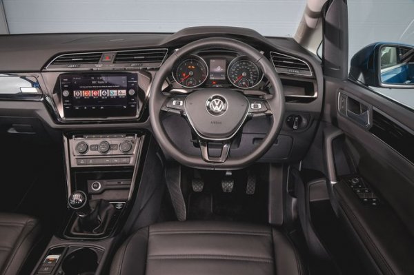 Ако имате по-агресивен стил на шофиране, Ford Galaxy е още по-добър, но Touran го превъзхожда със страхотното качество на интериора, което особено добре се вижда в средното ниво на оборудвате SE.

Да, Citro&euml;n Grand C4 Picasso също е7-местен и толкова просторен, но Touran се предлага с информационно-развлекателна система, кято е по-удобна за работа, а освен това в града се справя отлично.
