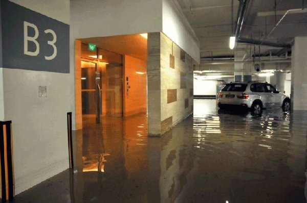 Наводнен паркинг с екзотични коли в Сингапур 