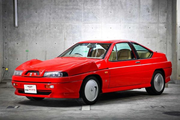 Infiniti M30 съвсем не е най-необичайният автомобил на своята епоха. Той е един от двата модела, които Infiniti използва, за да спечели купувачи на американския пазар в края на 80-те години, а през 1991-ва. Nissan решава да създаде кабрио версия. В Япония M30 се продава като Nissan Leopard, но същият автомобил е преработен и в Италия, където се лансира като Autech Zagato Stelvio AZ-1 за 160 000 долара.

Този невероятно рядък и противоречив автомобил е разработен от италианския производител на автобуси Zagato под ръководството на Nissan. Към момента на представянето му, Nissan също притежава контролен дял в Zagato, като инвестира в италианската компания в разгара на финансовата криза.

Въпреки необичайния дизайн на каросерията, колата е по същество модифициран Leopard със заимстван V6 двигател. Тя съчетава италиански стил с японска надеждност, но поради изключително високата цена са продадени много малко бройки. Точната цифра не се споменава, но според някои източници общият обем на производство е около 100.
