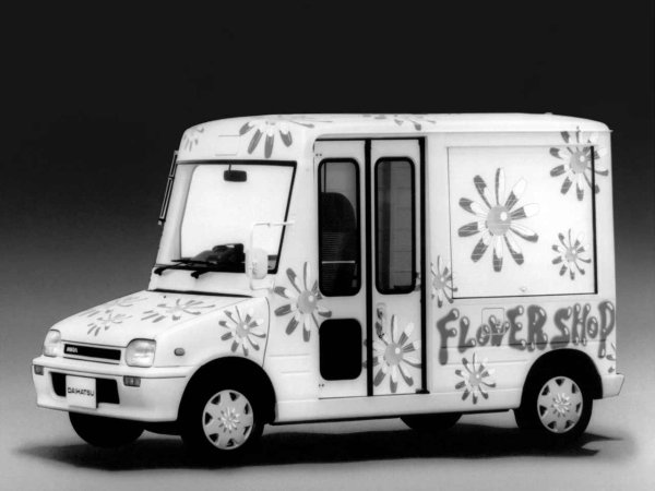 Кей-каровете са едни от най-разпознаваемите символи на японската автомобилна индустрия. Местното правителство предоставя данъчни облекчения на купувачите на компактни коли. За да се квалифицира като kei един автомобил, той трябва да отговаря на строги изисквания за мощност на двигателя и размери.

Това води до появата на множество странни автомобили, но не всички от тях са толкова комични, колкото ванът Daihatsu Mira. Няколко поколения от него се произвеждат от 80-те до 90-те години на миналия век и днес те са се превърнали в култова класика сред японските фенове, търсещи необичайни превозни средства.
