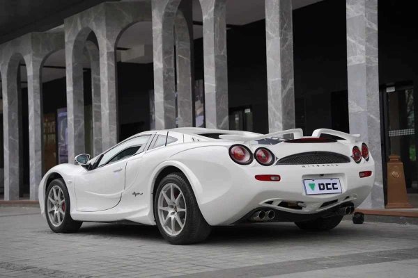 Спокойно може да се каже, че почти всеки автомобил на малката компания Mitsuoka би могъл да попадне в този списък, тъй те са много необичайни. Orochi обаче е специален автомобил. Пропорциите му са вдъхновени от Honda/Acura NSX, а външният му вид е, меко казано, противоречив.

Въпреки скандалния си дизайн, Orochi не е чак толкова иновативен, като много части са заимствани от Honda и Lexus. Задвижва се от 3,3-литров V6 двигател Lexus, произвеждащ 231 конски сили. Времето за ускорение от 0 до 100 км/ч е 7 секунди.

Колата се продава добре в Япония и се твърди, че Mitsuoka работи с пълен капацитет, за да произведе колкото се може повече. Тъй като компанията е толкова малка и всяка кола се сглобява ръчно, общият обем на производство винаги е нищожен. Първоначално е планирано от модела да бъдат направени само 400 бройки.
