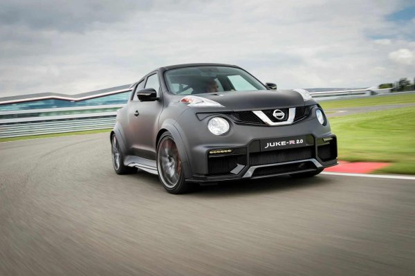 Nissan първоначално създаде Juke-R като привличаща вниманието концепция в сътрудничество с британска инженерна компания. След това реши, че трябва да направи друг кросоувър и се появи Juke-R 2.0. От него са произведени само четири бройки и интересът към тях е огромен.  Един такъв модел бе продаден на търг през 2020 година за 745 000 долара.

Juke-R 2.0, както подсказва името, е кросоувър Nissan Juke със задвижващ агрегат от Nissan GT-R. Интериорът може да се похвали със състезателни седалки и други спортни атрибути.
