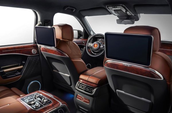 Базовият пакет включва 22-цолови джанти, въздушно окачване и триместен диван на втория ред. В богатите версии отзад са монтирани две индивидуални седалки с електрически настройки, вентилация, отопление и поставка за крака. Може да има и дисплеи на мултимедийната система и хладилник (за четириместните версии). 