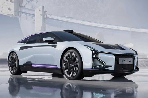 Електрическата кола се е сдобила с два двигателя, батерия с капацитет 120 кВт/ч, &bdquo;умна&ldquo; функция за светлинна комуникация и отключване на вратите, 34 сензора, лидар и HiPhi Bot аватар с роботизирана ръка. 