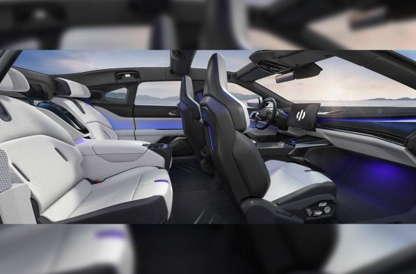 Ускорението от 0 до 100 км/ч отнема 3,8 секунди, а пробегът без презареждане достига 705 км (по цикъла CLTC). &bdquo;Светлинна завеса&ldquo; с 4066 светодиода позволява на автомобила да комуникира с водача си, с шофьори на други автомобили и външния свят