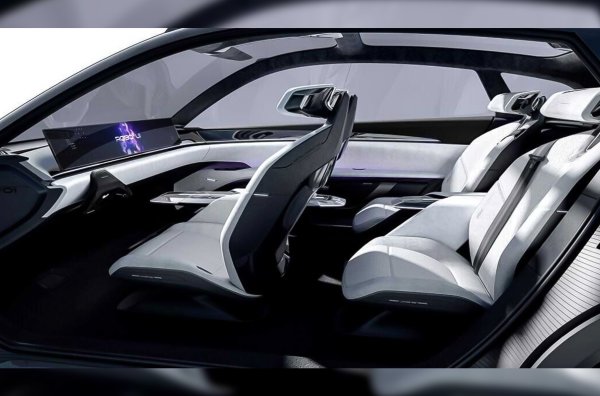 Машината разпознава емоциите на собственика и показва своите собствени с помощта на светлинна технология с изкуствен интелект и гласово взаимодействие. На предния панел има огромен дисплей, но няма физически клавиши. 