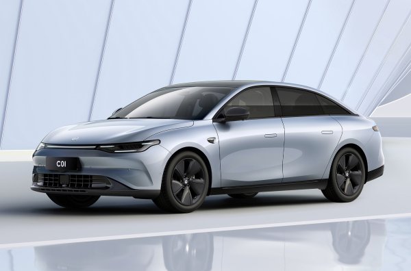 Стартъпът показа своя водещ електрически седан, като това е четвъртият модел за петте години на съществуване на компанията. Петметровият автомобил е сравним по размери с BMW 5-Series, Mercedes-Benz E-Class или Volvo S90. 