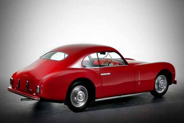 Основният акцент е „събирането в един силует” на двигателния отсек и купето.