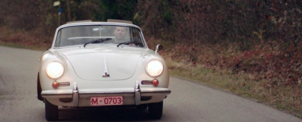 Шаби е избран за лице на специална линия от любимата му марка Porsche, докато играе за "Байерн" (Мюнхен). И има достъп до уникални модели на компанията. забелязван с Porsche 911 от 70-те години на миналия век.  По точно с Porsche 911 S,произведен между 1971 и 1973 г. Той го кара още като играч на Байерн по време на рекламни снимки. 

Под красивия сребрист цвят е трудно да се определи версията на конкретния мотор. Но този гаранция има мотор от 2,2 до 2,4 литра, а мощност е от 180 к.с. и нагоре. Тези екземпляри сега могат да бъдат намерени между 50 000 и 200 000 евро - в зависимост от състоянието им. Този на снимките е безупречен чист, най-вероятно дарен от Porsche за снимките. Дали Шаби го купува или просто ползва, не се знае, но го кара около Мюнхен.

Виждан е и да шофира красив кабриолет Porsche 356 от 50-те години на миналия век , първият модел на немската марка, оборудван с надлъжно разположен заден двигател върху шаси, произлизащо от Volkswagen Type 1, популярния Beetle. Колата на Шаби Алонсо изглежда е една от последните произведени 356 C - с 1.6-литров боксерен двигател с мощност 75 к.с. 

Не е толкова ексклузивна, колкото 356 Speedster, който е модифициран, за да бъде по-лек и по-бърз, а и има малко предно стъкло. Но е доста трудно да се сдобиеш с такава в добро състояние днес.
