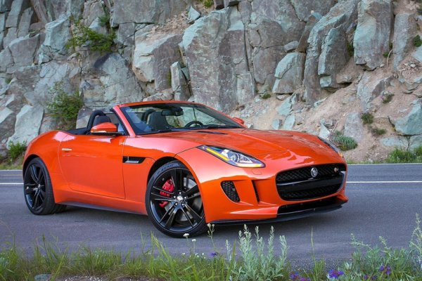 Този автомобил има всички качества на muscle-car, като това се отнася най-вече за версиите с V8 двигател. Тук обаче е посочен варианта с 3,0-литров V6, който е и по-евтиният. Неговият 3,0-литров мотор развива 340 к.с в стандартната си модификация и 380 к.с. за версията S. Освен завладяващ звук тази кола предлага и забавно управление.