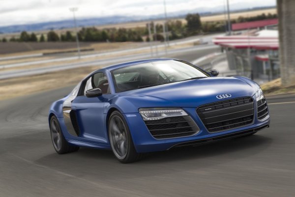 Audi R8 съчетава старата и новата школа по великолепен начин. Неговият 5,2-литров V10 двигател не е с турбокомпресор като повечето съвременни конкуренти, но разполага с 610 к.с. (във версия Plus преди фейслифта) и с усъвършенствана система за задвижване на четирите колела quattro на Audi. Това Audi излита като ракета, но едновременно с това е стабилно в завои, а също така предлага отлична возия и луксозен интериор. Проблемът е, че харчи много гориво и все още е доста скъпо.
