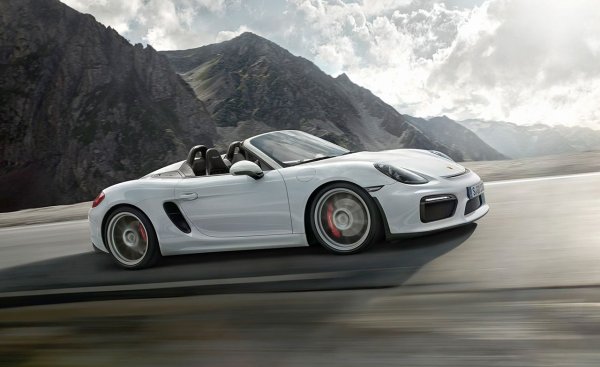 Сигурно за някой е странно, че по-малкото братче на Porsche 911 може да има някои предимства пред баткото, но те са факт &ndash; то струва по-малко и се представя не по-зле на пътя, тъй като е по-леко и по-пъргаво. Неговият 3,4-литров &bdquo;боксер&ldquo; произвежда 315 к.с., но дори и по-слабата версия с 2,7-литров мотор с 265 к.с. е  удоволствие за шофиране. Към плюсовете могат да се добавят още брилянтно управление, изненадващо удобно возене и класен интериор.