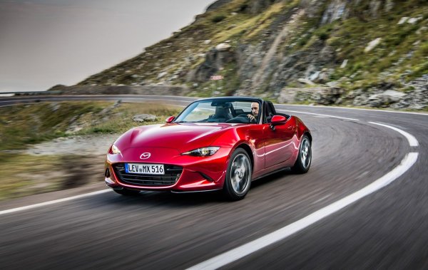 Откакто първата версия беше представена през 1989 г., Mazda MX-5 предизвиква усмивки на лицата на шофьорите. В сегашното си четвърто поколение автомобилът остава верен на оригиналната формула &ndash; лекота, компактни размери и отлично поведение на пътя. Най-мощният вариант разполага с 2,0-литров двигател със 185 к.с., който осигурява забавление дори при по-ниски скорости.