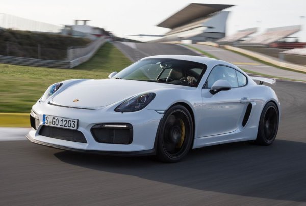 Може би се чудите защо купето Cayman е посочено отделно от кабриолета Boxster, въпреки че двата автомобила са почти идентични. Cayman предлага превъзходно изживяване при шофиране, като е по-лек и има по-твърда структура. Това означава по-добро управление и по-комфортно возене. Като цяло Cayman е малко по-практичен и от Boxster, така че е за предпочитане.