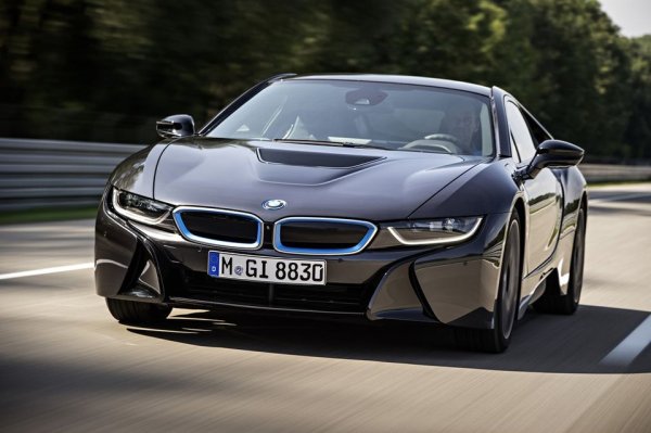 Plug-in хибридът BMW i8 е бърз и изключително забавен за шофиране автомобил, който разполага с модерни технологии. Неговият 1,5-литров бензинов двигател с 230 к.с. задвижва задните колела, докато електромоторът със 130 к.с. отговаря за тези отпред. Това осигурява пъргаво, остро и прецизно управление. Също така i8 става за ежедневна кола, благодарение на ниските експлоатационни разходи, удобните задни седалки и приличната практичност. 