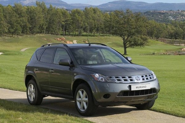 Появявайки се през 2002, Murano шокира обществеността с „плаващи“ задни колони и присвити фарове. Това е първият кросоувър от световна класа с наистина дръзко „лице“ - пластмасовата облицовка на капака, наклонените странични прозорци и почти купе профилът създават динамичен образ дори в статично състояние.