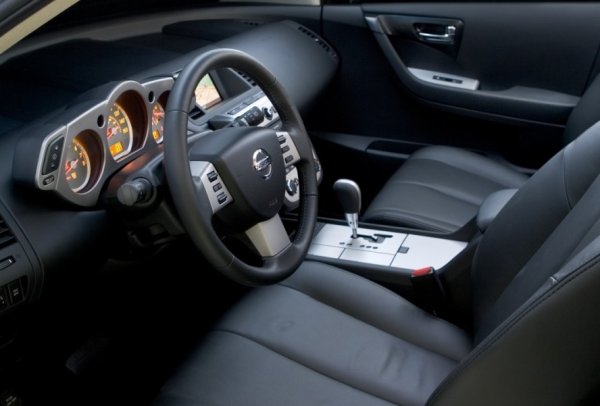 Интериорът съответства на екстериора - асиметрична централна конзола, плавни линии на предния панел и „плаващ“ мултимедиен екран. Те затвърдиха репутацията на автомобила за тези, които търсят както практичност, така и характер.