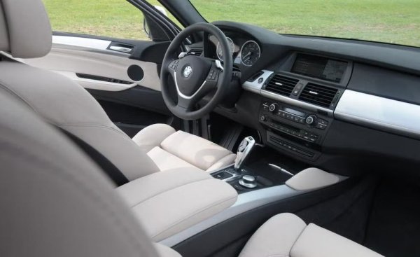 BMW X6, създадено под ръководството на дизайнера Дикен Форнаго, интерпретира ДНК-то на марката BMW, запазвайки мускулестата предница и характерната ноздра на радиаторните решетки.