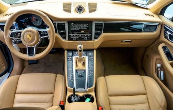 Елегантните „мигли“ на фаровете, страничните прозорци с форма на сълза и малката, но изразителна „пола“ в долната част на броните създават образа на динамичен "мини-спортен автомобил" - въплъщение на изживяването при шофиране в компактен кросоувър.