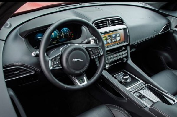 Под знамето на главния дизайнер Иън Калъм, F-Pace комбинира спортната агресия с благородството на британската школа, позволявайки на марката да разшири портфолиото си, без да губи идентичността си.