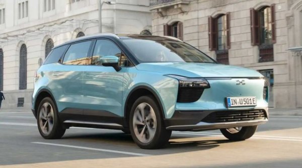 Списъкът започва с Aiways U5 - електрически модел с 204 к.с. и задвижване на предните колела, който е с дължина 4,68 метра и изглежда като среден/компактен SUV. Автомобилът има пробег от 400 км по цикъла благодарение на батерията с капацитет 63 кВт/ч.

Ускорението от 0 до 100 км/ч е доста добро - 7,8 секунди, а максималната скорост е ограничена на 160 км/ч. Разбира се, може да се презарежда с постоянен ток, което пълни батерията от 20 до 80% само за 35 минути. В Италия ценовата листа на Aiways U5 започва от 43 500 евро.