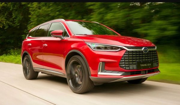 Продължаваме с друг електрически SUV, но в случая седемместен и дълъг 4,87 метра. Автономността на BYD Tang е същата като на двата Aiway - 400 км, докато мощността е много по-висока - 517 к.с., като това е резултат от работата на два двигателя. Следователно BYD Tang има задвижване на всички колела.

Автомобилът ускорява от 0-100 км/ч само за 4,6 секунди. Максималната скорост е 180 км/ч, защото е ограничена по електронен път. В Германия цените на този модел започват ог 72 000 евро.