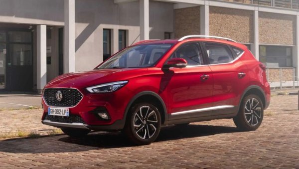 Това е е компактен SUV с дължина 4,32 метра и задвижване на предните колела, предлага се с бензинов двигател или в 100% електрическа версия. Първият вариант използва атмосферен 1.5-литров мотор и 106 к.с. и гарантира скромно ускорение от 0 до 100 км/ч за 10.9 секунди.

Електрическата алтернатива се предлага с две мощности - 156 к.с. и 177 к.с., като пробегът и в двата случая е 440 км. Ускорението от 0 до 100 е 8.6 секунди, което не е лошо. Бензиновият вариант в Италия започва от 17 140 евро, а електрическият - от 34 490 евро.