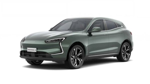 В разработката на този SUV участват един най-големите производители на потребителска електроника в света Huawey и автомобилната компания DFSK (DongFeng). Резултатът е електрически модел с дължина 4,7 метра, който се предлага както със задно предаване (300 к.с.), така и със задвижване на всички колела (585 к.с.).

Най-мощната опция е в състояние да измине 530 км с едно зареждане благодарение на усъвършенствана полутвърда батерия с капацитет 90 кВт/ч. Той също така ускорява от 0 до 100 км/ч само за 3,7 секунди, което е по-бързо от много суперколи. За да го закупите са ви необходими поне 63 900 евро.