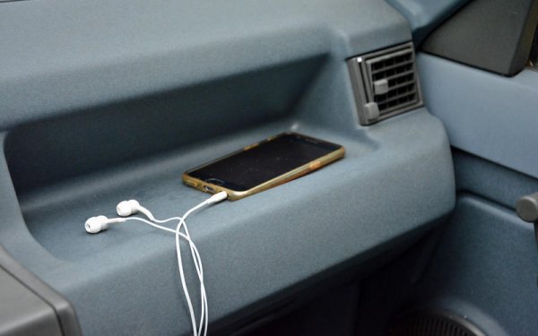 Ако радиото ви е повредено или изобщо нямате такова, а не обичате да пътуване в тишина, ви трябва алтернатива. Проблемът на слушалките е, че ви изключват от външния свят. И можете да не чуете, когато някой ви предупреждава със звуков сигнал. Затова и инвестицията във високоговорител с Bluetooth е по-безопасно решение.