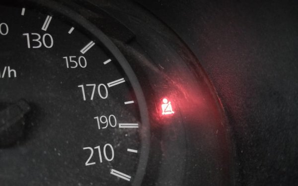 Никога не е била добра идея, да шофирате без предпазен колан. То е още по-опасно и когато карате по-нова кола с въздушни възглавници. Ако катастрофирате, ще бъде &bdquo;залепен&ldquo; за волана, докато еърбегът ще ви блъсне в обратна посока, а това не е рецепта за оцеляване. Същото се отнася и ако започне да се търкаляте в автомобила, защото не се си сложили колана. Изходът в повечето случаи ще бъде фатален.