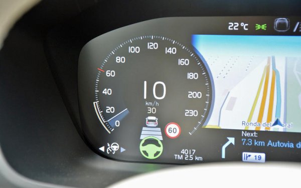 Електронните помощници на водача като адаптивен круиз-контрол, асистент за поддържане на лентата на движение и системата за аварийно спиране ви помагат да пътувате по-безопасно, но не управляват автомобила ви. Все още на пазара не се предлагат напълно безпилотни превози средства, така че отговорността е на човека зад волана.