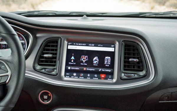 Информационно-развлекателната система, която се намира на практика във всеки нов автомобил, може да бъде много по-разсейваща дори от смартфона, особено ако не сте запознати с това как работи. Съвременните системи са пълни с шокиращо дълъг списък от функции, които понякога са заровени дълбоко в менютата им. А това отнема доста внимание.