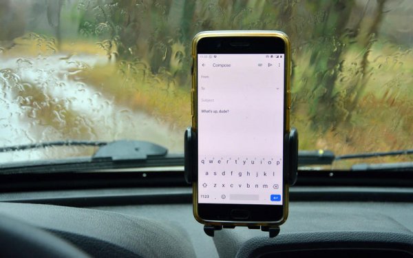 Отклоняването на погледа от път за изпращане на текстово съобщение или отговор на имейл по телефона са сигурни начини за катастрофа. Близо половината американски шофьори &ndash; 47,1% признават, че четат имейлите и съобщенията на телефона си, докато шофират. Още по-опасно е говоренето по мобилния телефон, като за това признават 32,1% от анкетираните водачи. Затова, по-безопасно е да оставите телефона си на централната конзола или извън полезрението ви, докато шофирате.